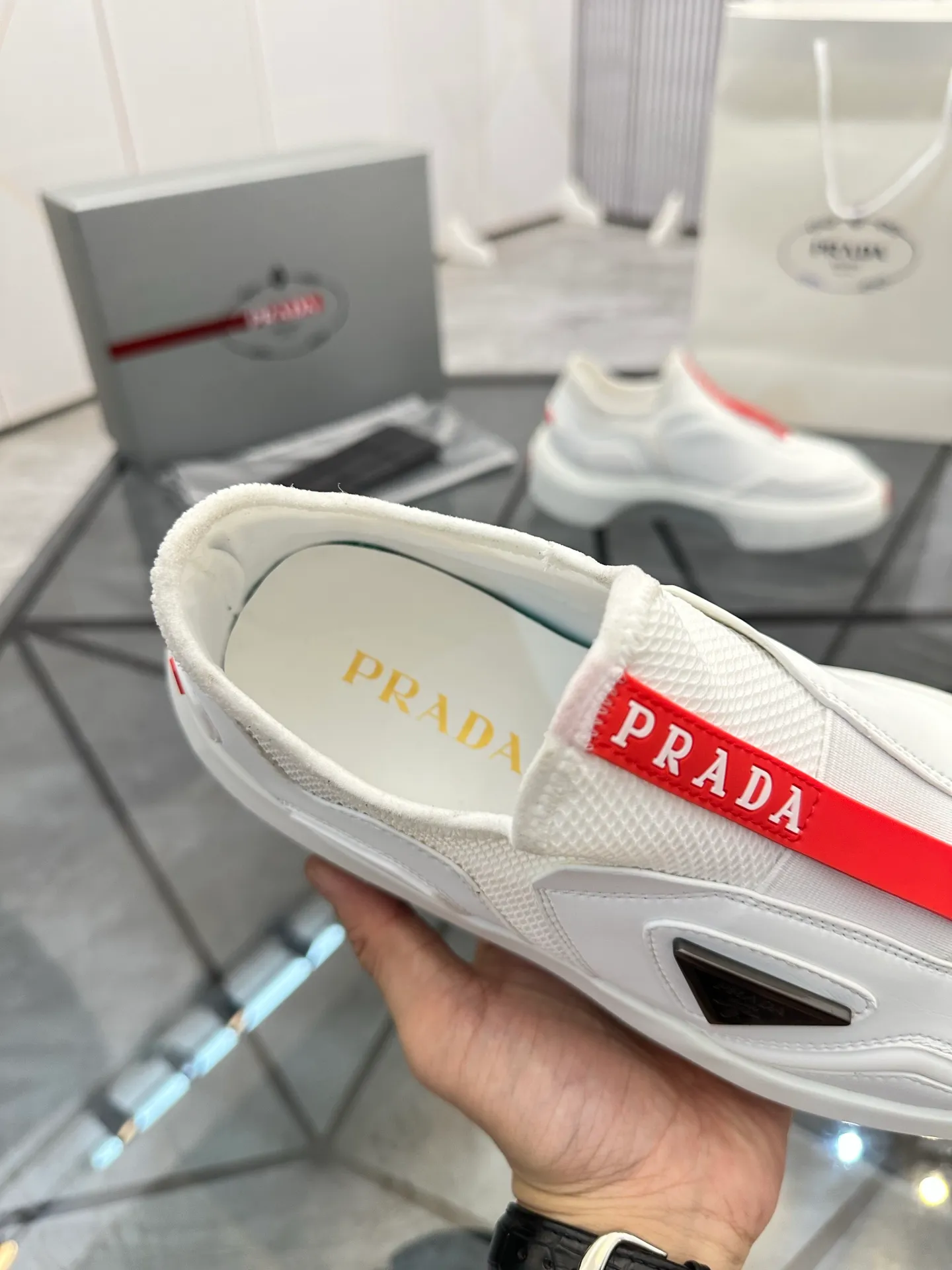 Men's shoes: 💰P500¥ High-end, complete package Product trademark: Prada *"Prada*" low-top casual shoes Regular size: 38-44 (can be customized to 45.46) Couple style Product materials: Upper imported cowhide stitched with original fabric, breathable lining, original outsole. Number: 846